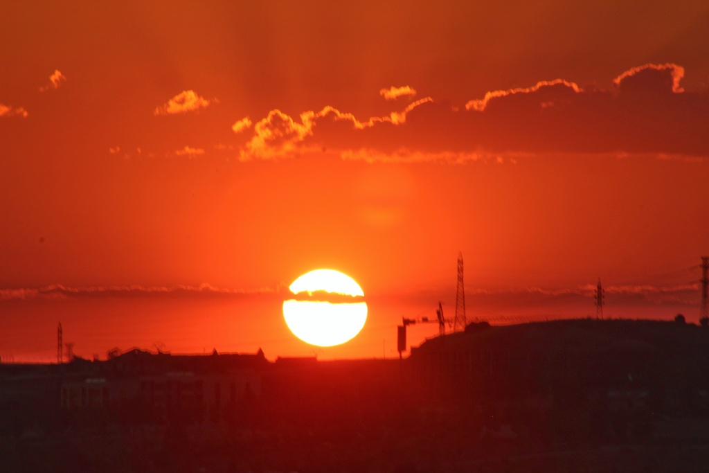 Atardecer captado desde un mirador de Salamanca, buscando el momento preciso en que se ponía el sol detrás de las nubes sobre el horizonte , esas nubes de evolución fueron propiciadas por el viento que sopló durante la tarde.
