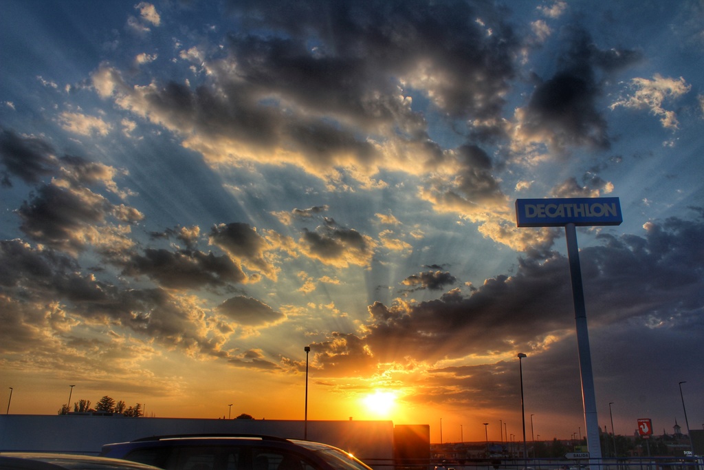 Otro momento del atardecer del día 10 de agosto con los restos de estas nubes que bañaban el cielo salmantino 
