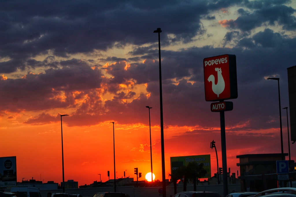 El día con más calor de la ola más potente que llevamos en Salamanca capté este bonito atardecer bañado con los restos de algunas nubes de evolución 
