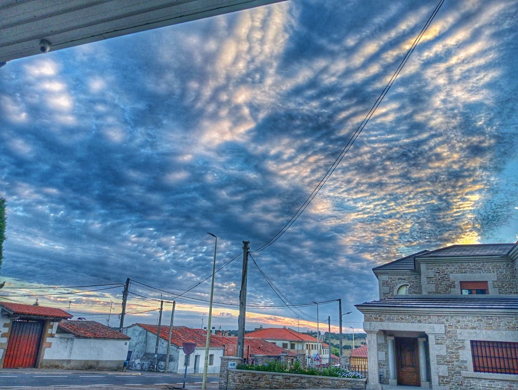 Precioso amanecer con altocumulus captado desde mi lugar de trabajo que no podía dejar de escapar. Aquel día estuvo protagonizado posteriormente por un viento intenso 
