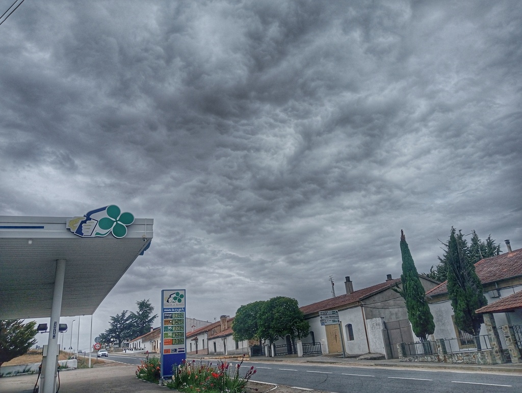 Nubes tormentosas que finalmente no descargaron chubascos ni rayos sobre la localidad de vecinos en salamanca, que pena no haya dado más de si este día inestable 
