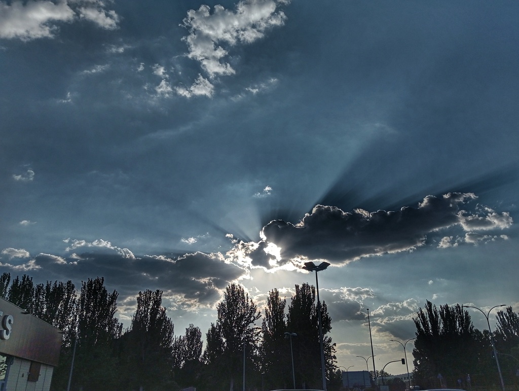 Momento preciso en el que el sol se ponía detrás de estas nubes de evolución justo en el momento idóneo , día de pequeños cambios nubosos en el cielo pero inmersos en una ola de calor.
