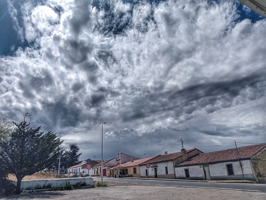 Día de cambios atmosféricos con desplome térmico que provoca la llegada de algo de precipitación y de este tipo de nubosidad tan interesante, foto previa a un pequeño chubasco 
