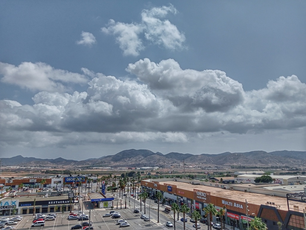 Otra toma de estas nubes de evolución cartageneras que se alejaron rápido por la acción del viento 
