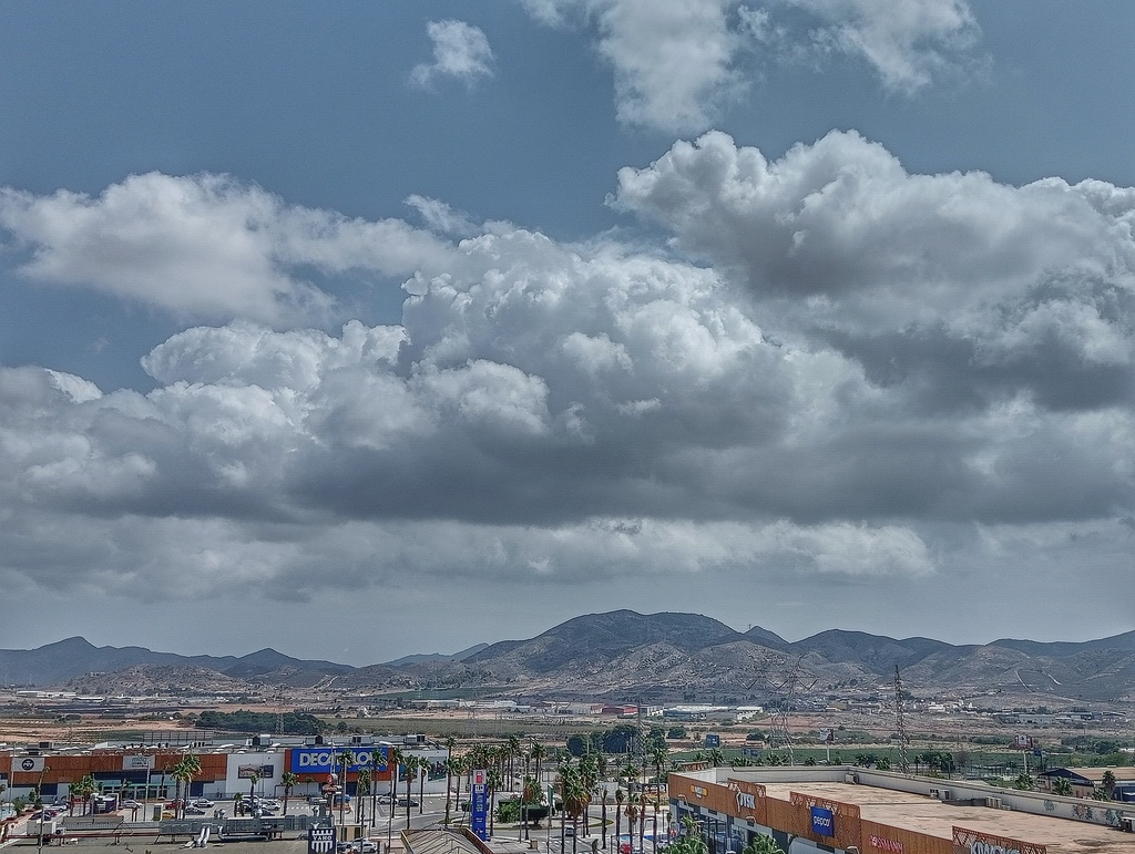 A mí llegada a estas preciosas tierras me encontré con estas bellas vistas del paisaje meteorológico cartagenero, con estas nubes que pronto se desplazaron y desaparecieron del lugar, día de mucho calor.
