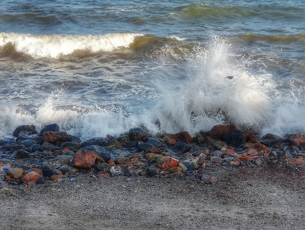 Tarde de mucho viento y oleaje intenso en la localidad de Roquetas de Mar, Almería. Aprovechando la pared rocosa junto a la playa pude capturar esta instantánea 
