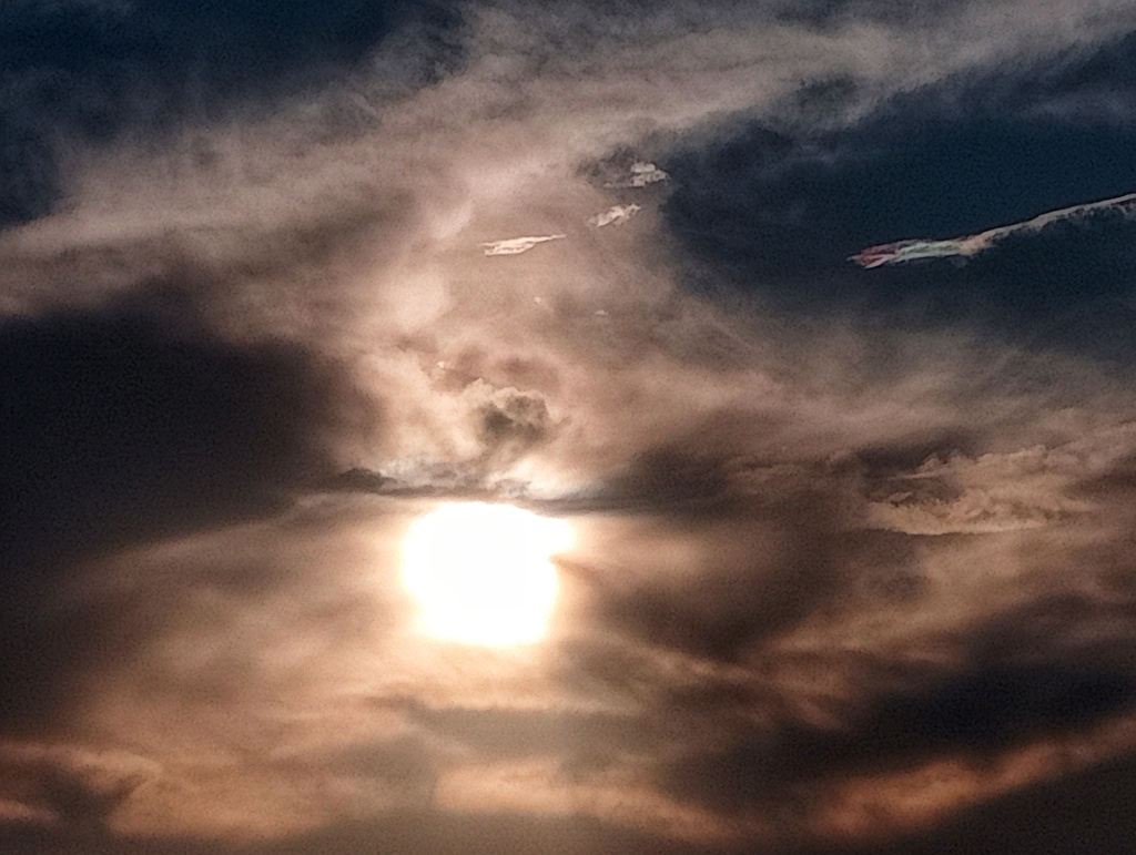 Bonito atardecer de nubes altostratus provocado por un día ventoso y otro día de nimbus y tormentas, aunque a Salamanca no llegó tal inestabilidad 
