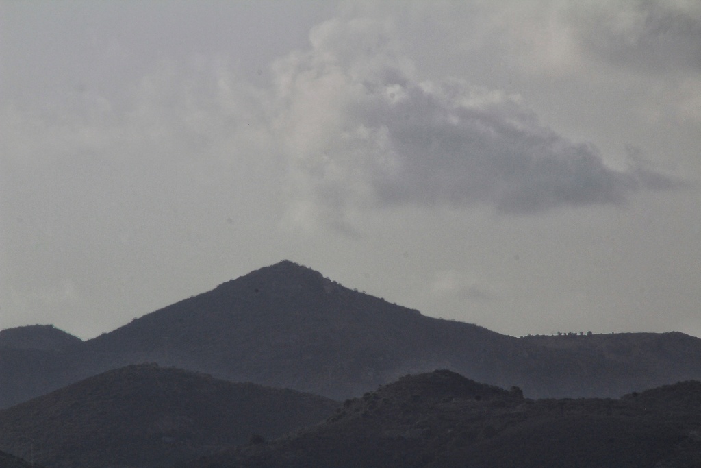 Mañana de viento con nubes viajeras por las montañas de Cartagena 
