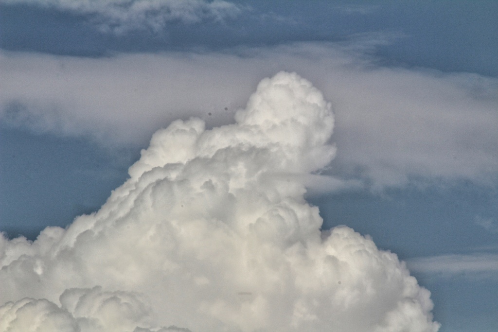 Una de las nubes nimbus que pronto desarrolló en grandes cumulonimbus y que se mezcla con alguna que otra nube alta  la tarde tormentosa del 29 de agosto 
