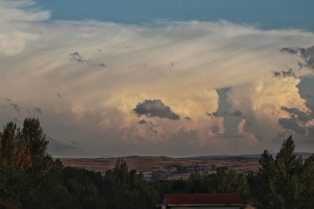 Fantástica tarde tormentosa en la mancha y castilla y león que dejaron esta magnífica estampa al atardecer de un cumulonimbus que se fue desarrollando a lo largo de la provincia de Toledo y que me dejó esta oportunidad de fotografiarlo desde Ávila 
