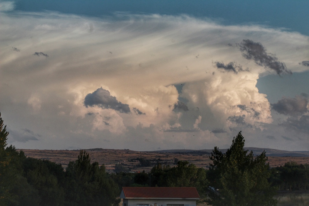 Otra toma de la tormenta de ayer mientras la nube estaba en su pleno apogeo y desarrollo 
