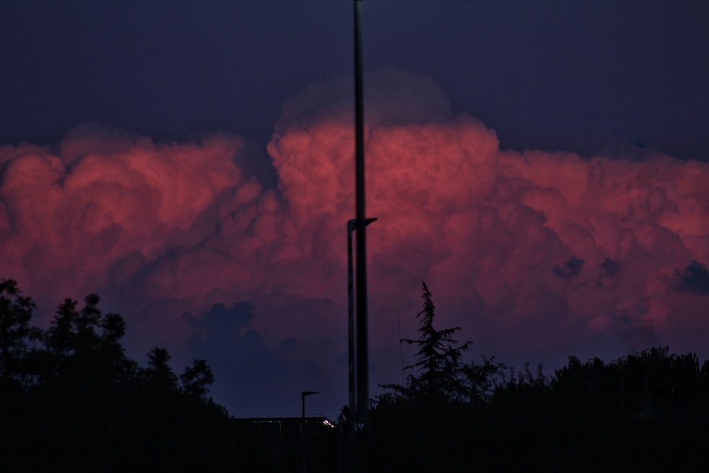 A ultima hora de la tarde de hoy y para finalizar el verano meteorológico me encontré con este gran cumulonimbus al fondo coloreado por los últimos rayos de sol y tapado por una nube que estaba descargando un chubasco donde me encontraba 
