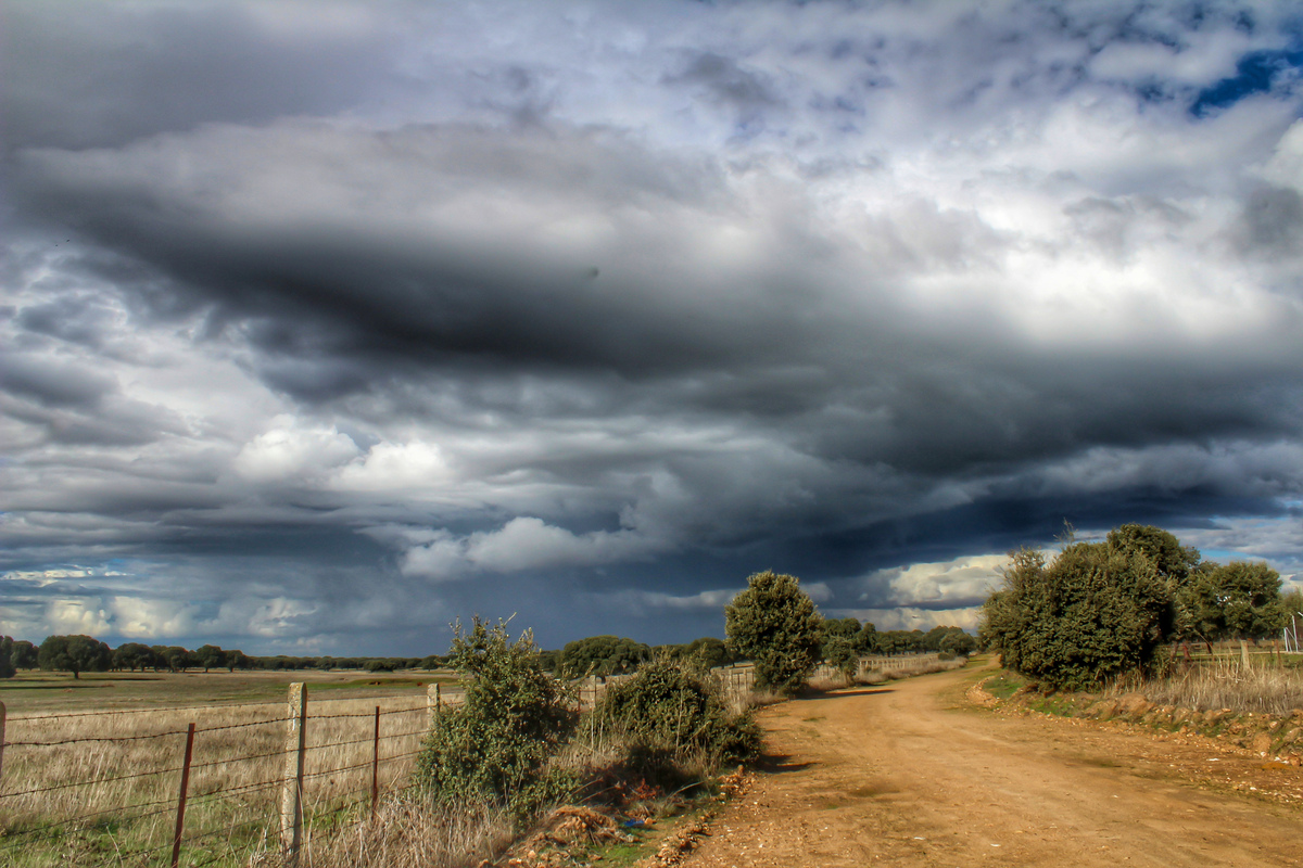 Una de las tormentas otoñales que protagonizaron octubre y noviembre en Salamanca que dio lugar a núcleos tormentosos descargando con fuerza en la dehesa salmantina 
