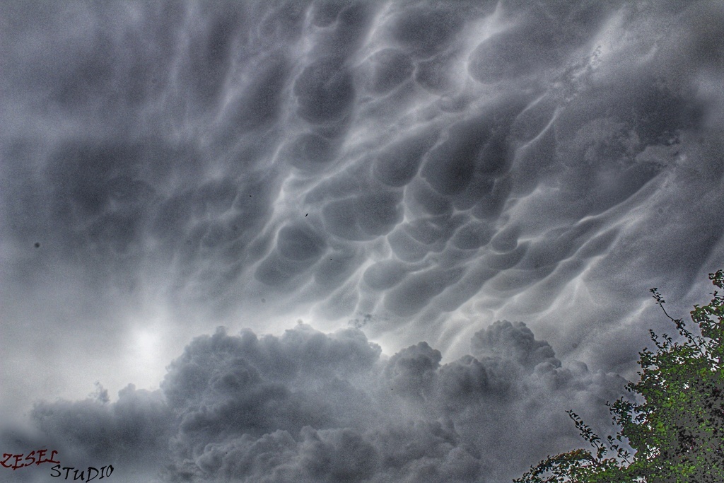 Atlas: Cumulonimbus mamma
Quiero compartir esta imagen del verano del 2019 ya que llevo poco tiempo activo en esta maravillosa asociación y no quería dejarla en el tintero y mostrarla con todos vosotros, ojalá se me den este tipo de tormentas este verano para poder difundirlas jeje 
