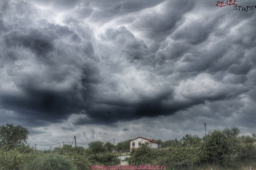 Sigo compartiendo con todos esta espectacular tormenta que capté en mi pueblo en el verano del 2019
