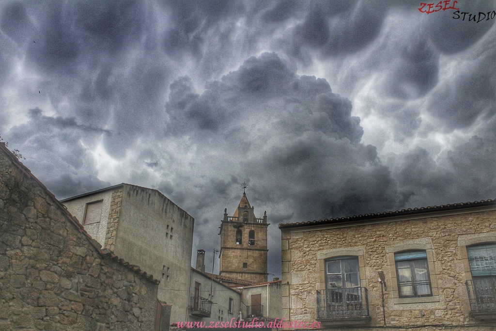 Sigo compartiendo esta bella tormenta captada en el verano de 2019 en mi pueblo, Aldeadávila de la Ribera 
