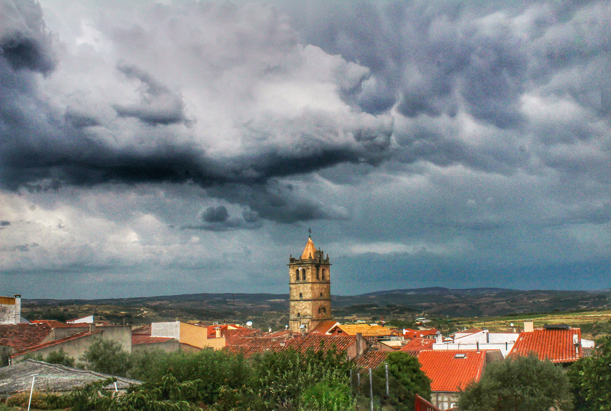 Compartiendo más imágenes de la gran tormenta que se desató en Aldeadávila de la Ribera en julio de 2019 con grandes cumulonimbus y nubes mamma como se aprecian en esta toma con la iglesia alta del pueblo como protagonista, espero que os guste 
