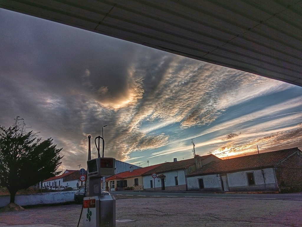 Nubes altocumulus al atardecer en un día muy ventoso que formó una gran cantidad de estas nubes. Buenos días para empezar el otoño meteorológico. 
