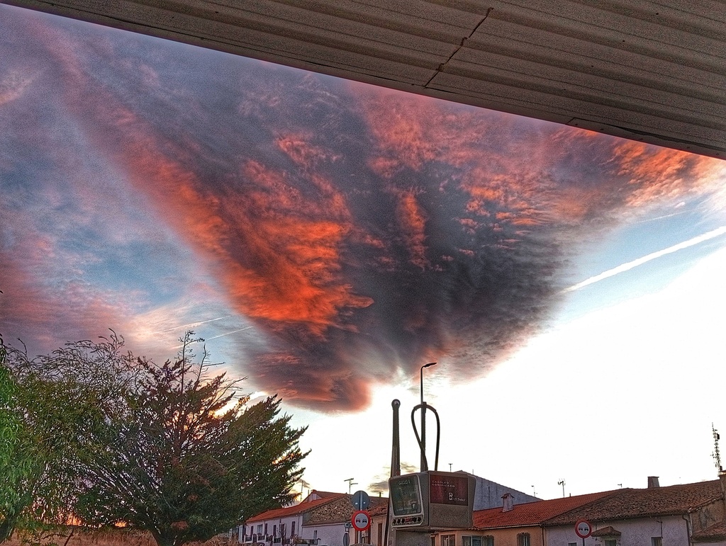 Gran formación de nubes altocumulus y en este caso con algunas lenticularis en la tarde de hoy 
