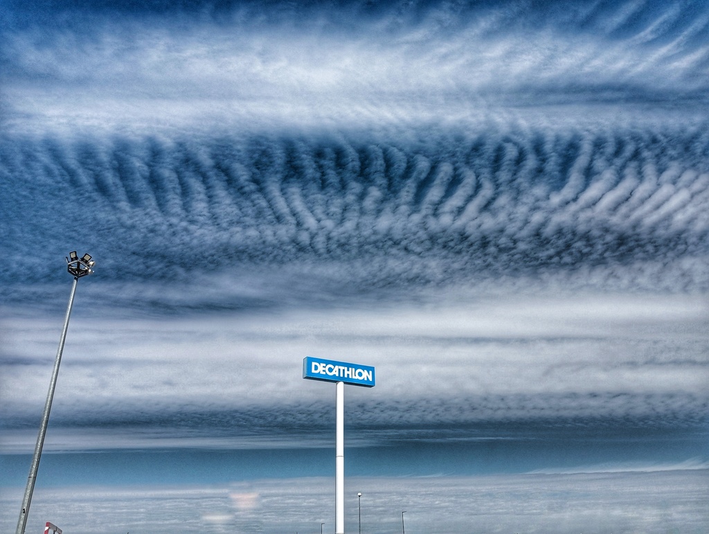 Nubes altocumulus de patrón rizado provocado por la gran acción del viento hoy en Salamanca 
