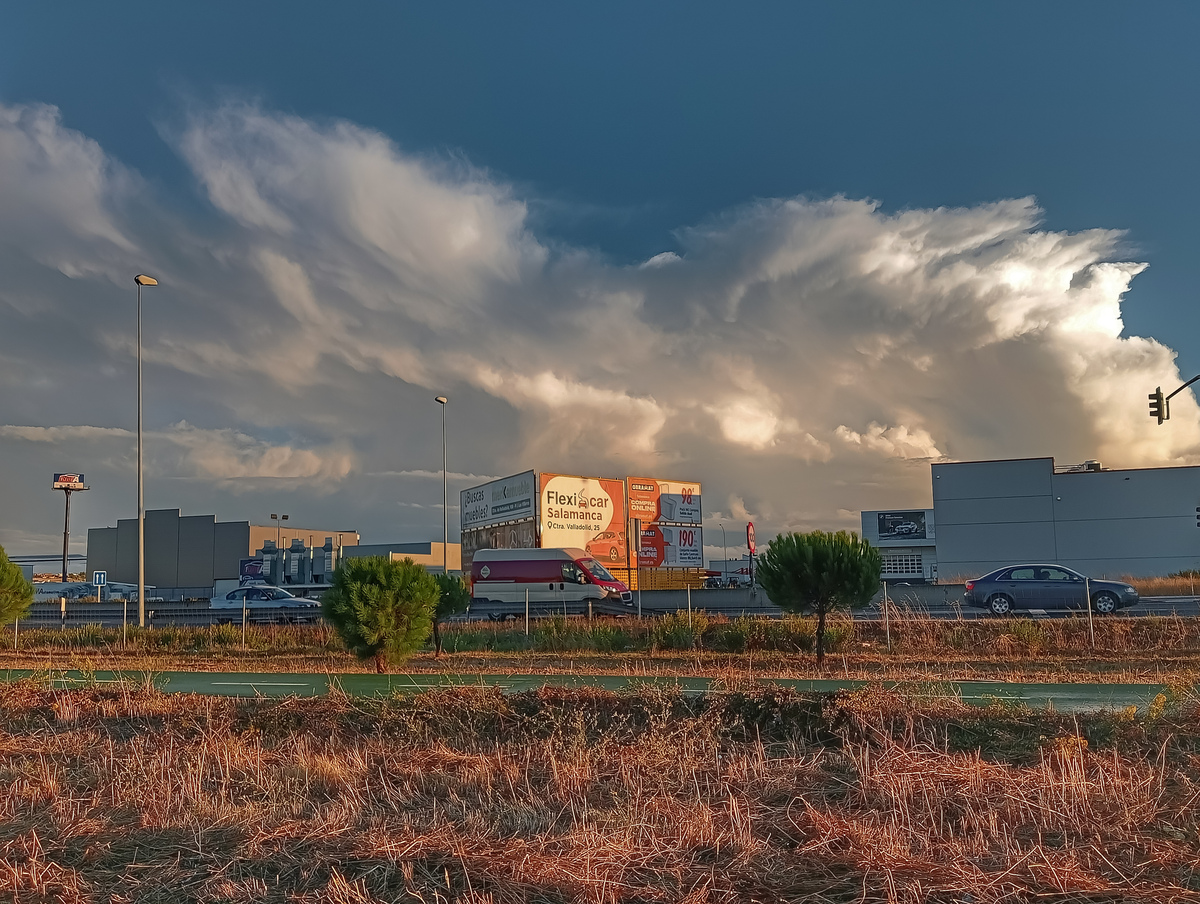 Gran desarrollo tormentoso el día 7 de octubre en la provincia de Salamanca que dejó a la tarde alguna tormenta residual como esta que se observa a la salida de Salamanca con este gran cumulonimbus en pleno funcionamiento 

