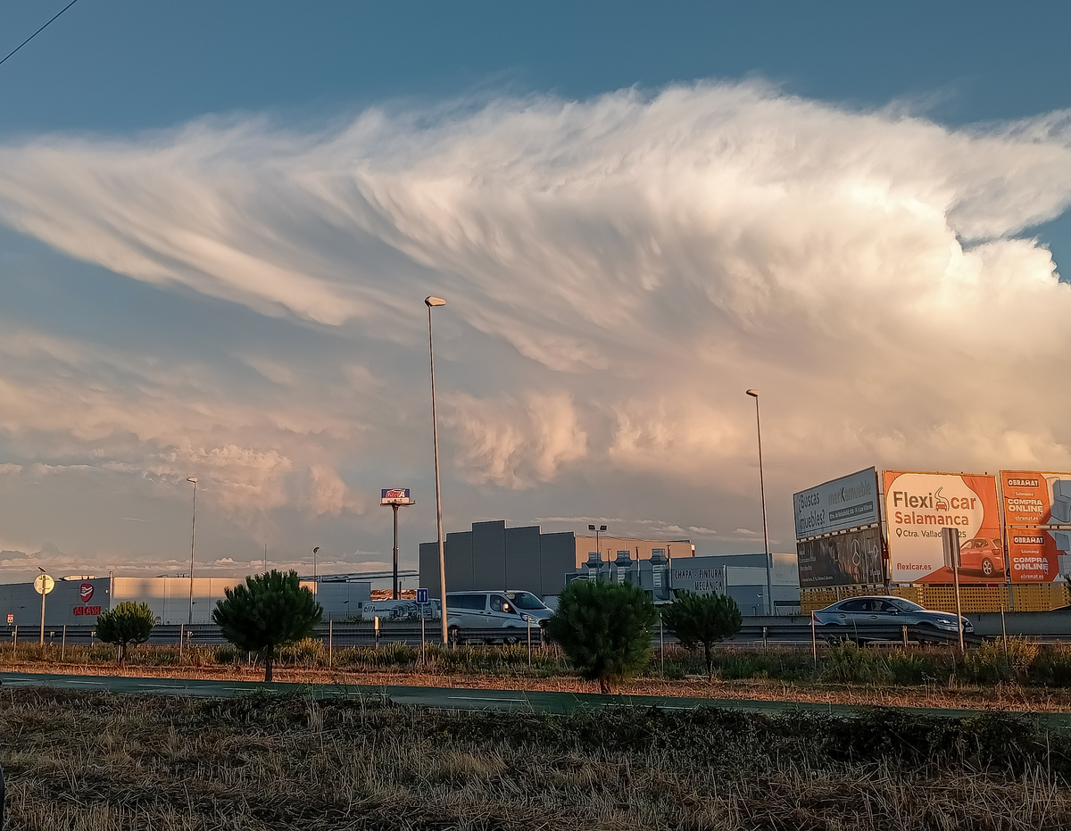 Desarrollo en forma de cumulonimbus capillatus de la tormenta que descargó cercana a salamanca yendo hacia el sureste, suelen darse bastante tormentas entre Salamanca y Ávila 
