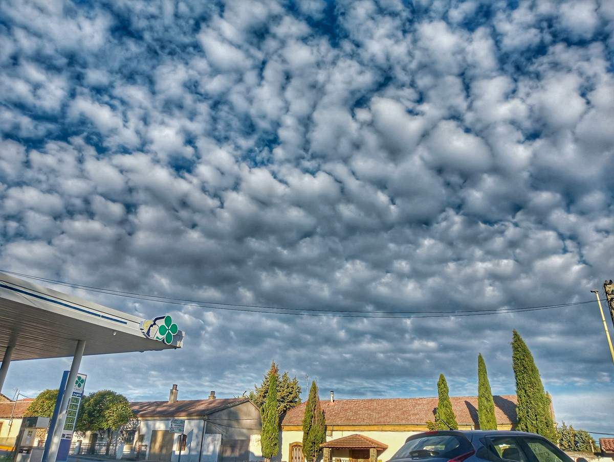 Mañana de nubes altas de altocumulus floccus en Vecinos, Salamanca 
