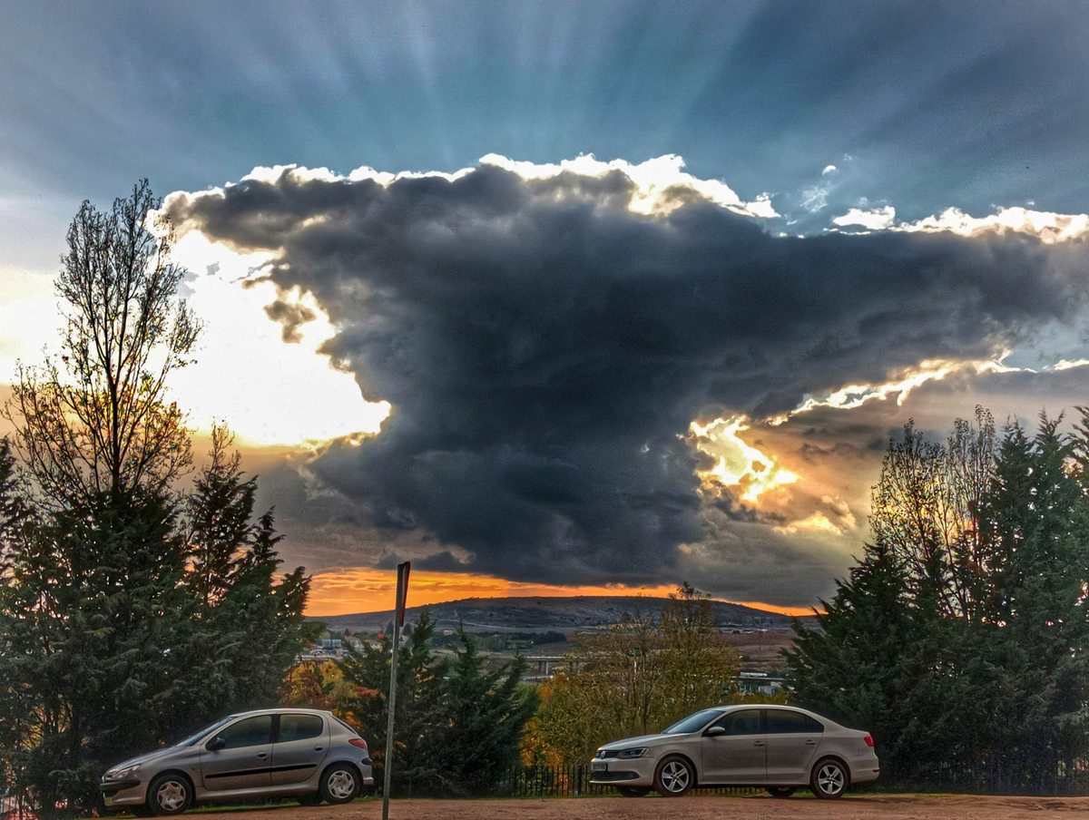 Grata coincidencia que tuve al encontrarme con esta nube yunque al inicio del atardecer que hizo posible ver estos rayos crepusculares en Salamanca 
