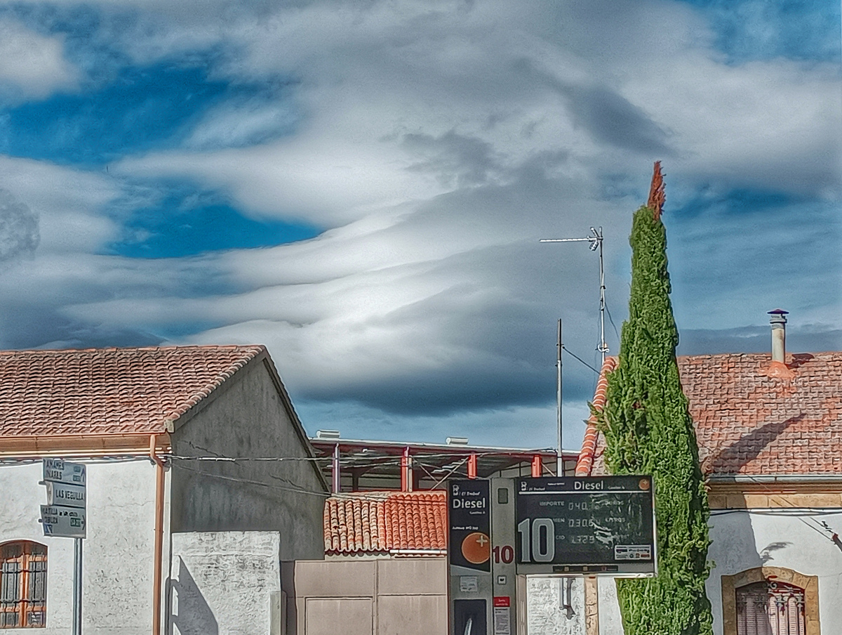 Desde mi humilde disposición fotográfica quiero compartir hoy este cielo lleno de altocumulus lenticularis que fotografié con mi dispositivo móvil rápidamente antes que las nubes se disiparan y compartir con vosotros éstas nubes lenticularis duplicatus que se llega a ver cómo hasta 4 "sombreritos"
