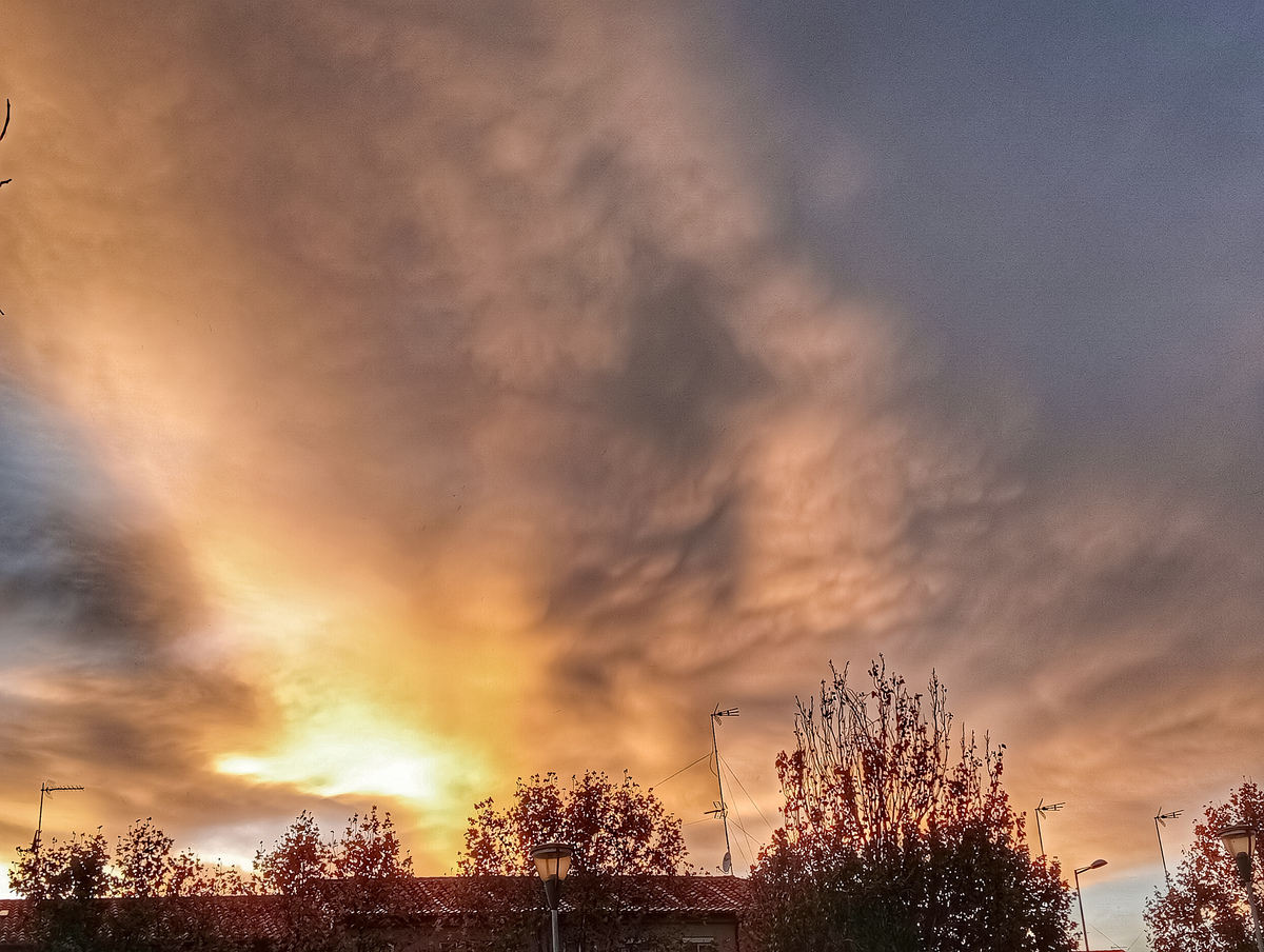 Pequeña formación de nubes mammatus en el atardecer de hoy en Salamanca 
