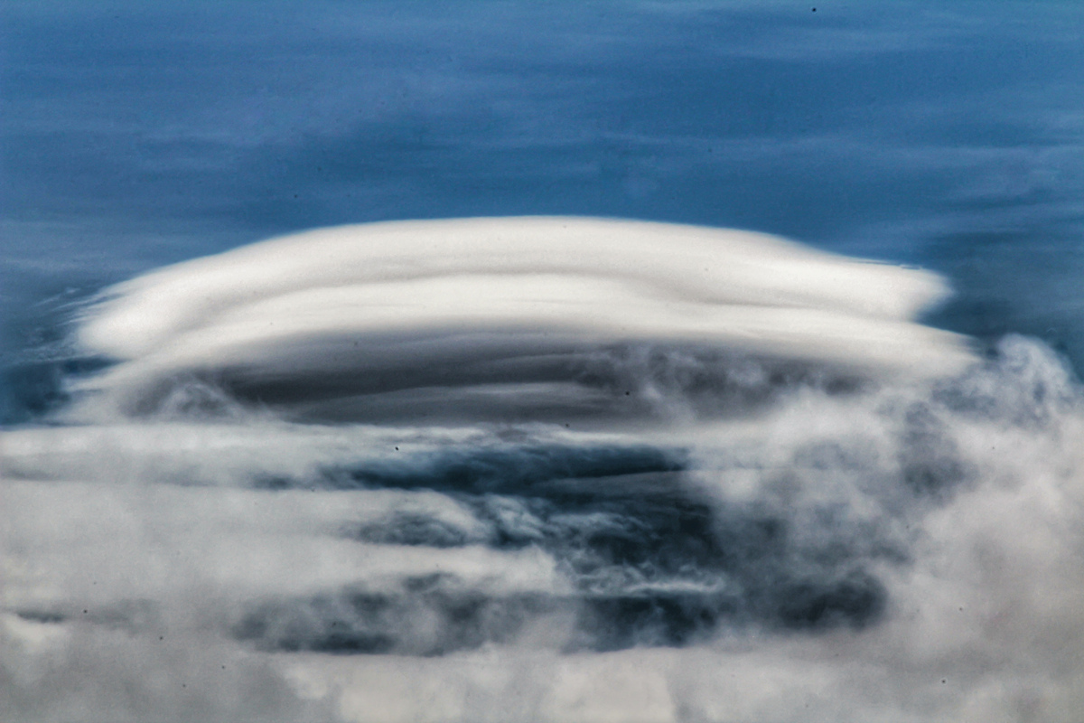 La mañana del 25 de septiembre fue inestable, como está siendo todo el otoño hasta ahora, en medio de una tregua y con un viento bastante intenso, se formó esta nube lenticularis sobre una pequeña formación montañosa situada en la localidad de Las Veguillas, Salamanca, en esta zona suele nevar bastante.
