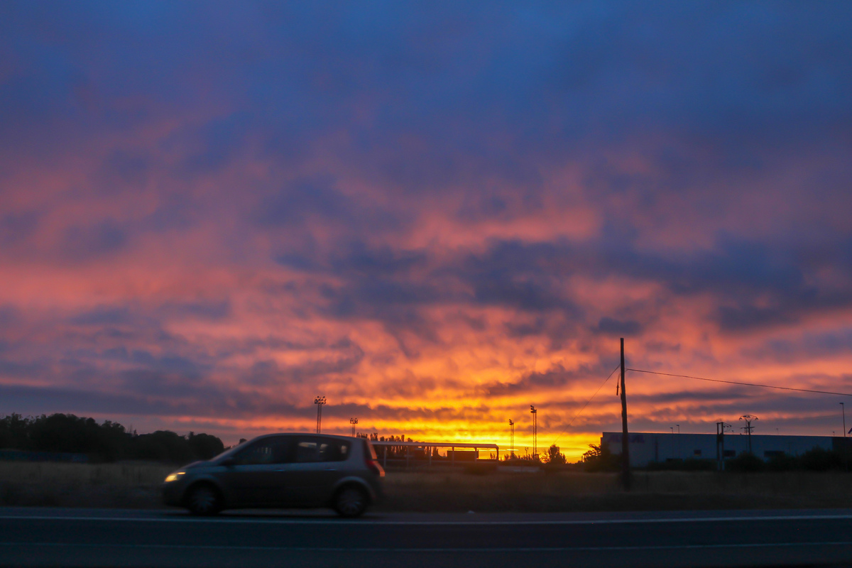 De camino a la rutina del instituto de mi hija hice una parada de a la entrada sur de Salamanca para fotografíar este amanecer que indicaba la llegada de chubascos por el noroeste, aunque si que es verdad que sobre las 10 o así, ya que esta fotografía fue tomada a las 8 y 15 aproximadamente, se despejó bastante el cielo.
