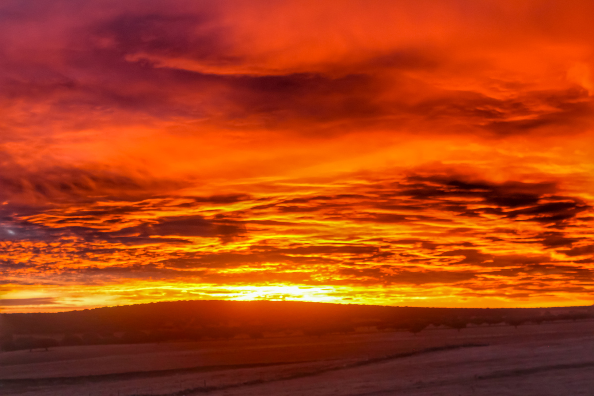 Como parte del fenómeno de dispersión de la luz solar, en las horas de la mañana y la tarde, cuando el sol está más cerca del horizonte, la luz que llega a la tierra es de tonalidades suaves entre el rojo y el naranja, al pasar la luz a través de las nubes , las ilumina y colorea.
