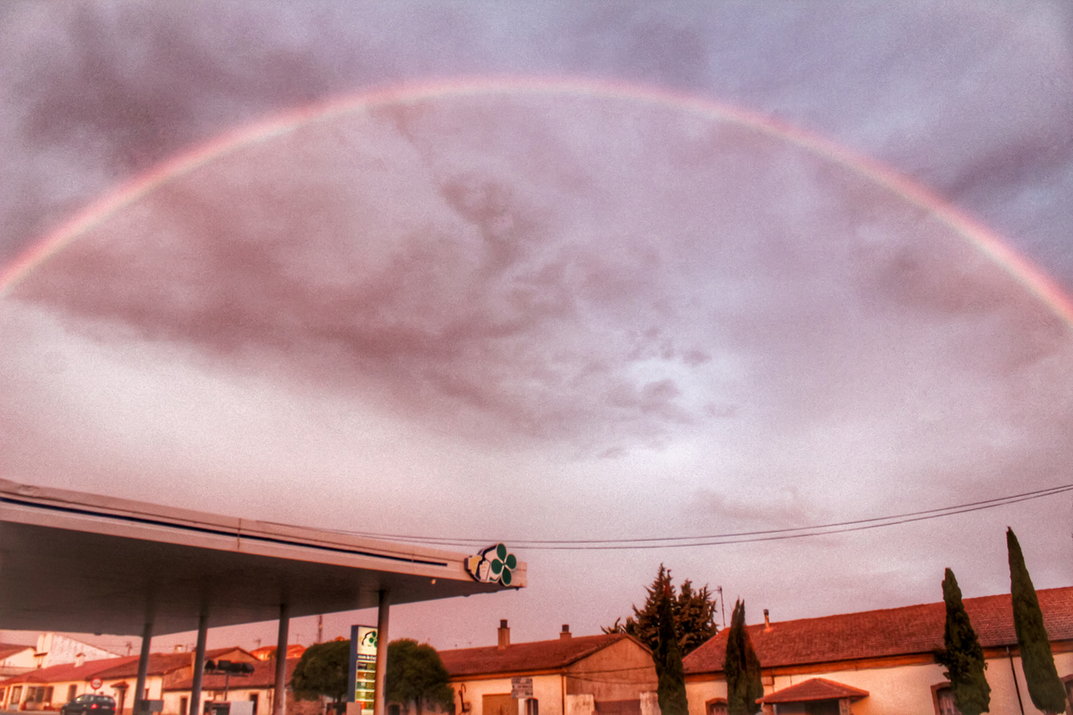 Mañana tormentosa que previa a dichas precipitaciones intensas coloreo este cielo gris aterciopelado con este arcoiris completo que cruzaba de un lado al otro la localidad de Vecinos, Salamanca.
