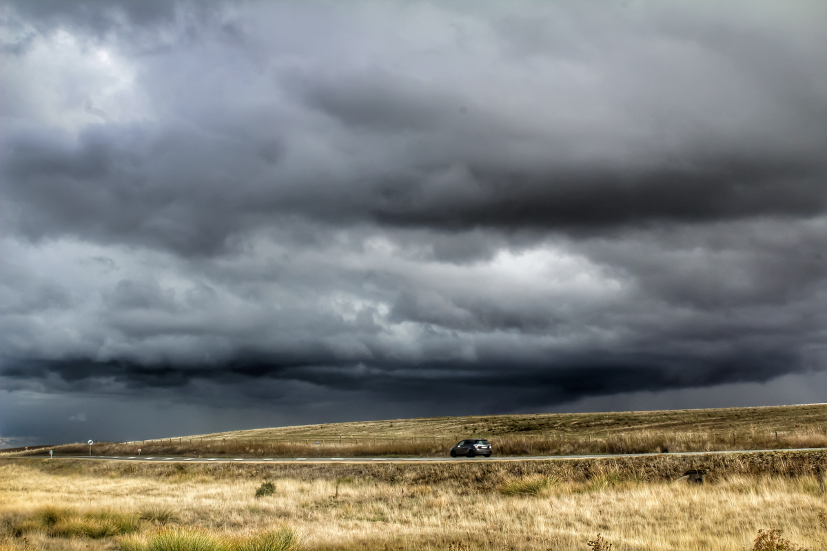 Tormenta que se acercaba por el sureste hacia Salamanca la tarde del 16 de octubre y que posteriormente descargaría un gran chubasco y algún rayo ocasional mientras los coches circulaban ajenos a lo que se avecinaba.
