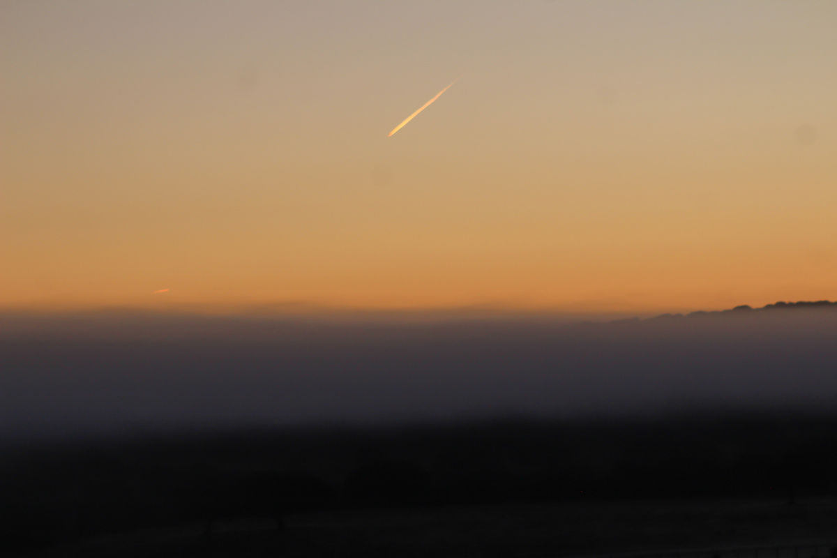 Curioso encuadre en la mañana del 21 de octubre que estuvo marcada por grandes bancos de niebla y que esté avión, o al menos yo creo que es un avión jejeje, no se quiso perder al volar por el campo salmantino 
