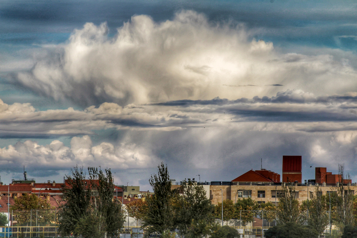 La tarde del 24 de octubre comenzó a cambiar radicalmente en poco tiempo, de hacer tiempo cálido a cubrirse de nubes altas que anunciaban cambio y de alguna nube tormentosa como esta que se desplomó sobre Salamanca con un gran viento intenso 
