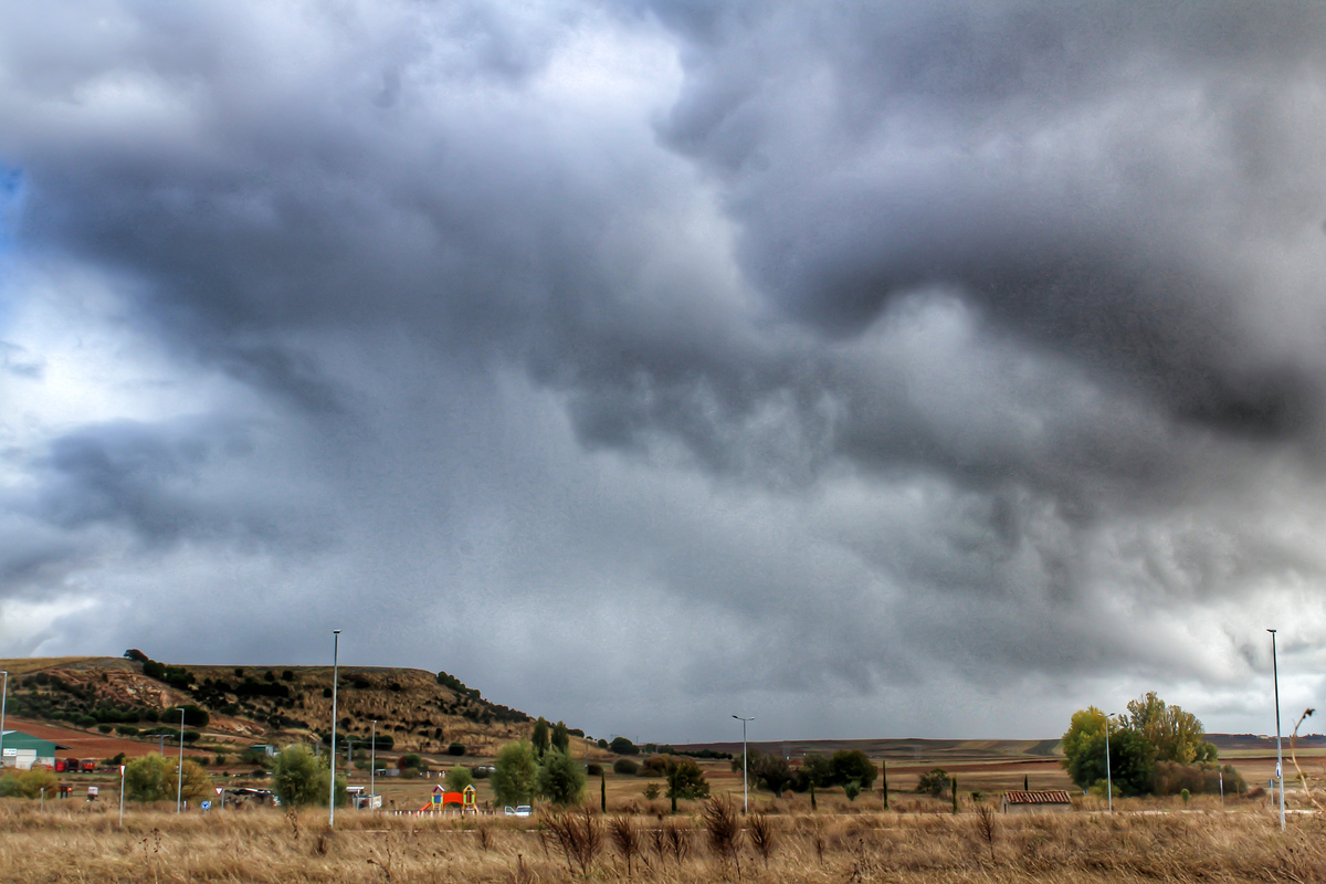 En medio de estos días desdichados por la DANA quiero seguir compartiendo fotografías como esta de una descarga total de una nube tormentosa que se desplomó sobre el campo salmantino. Ante todo mostrar mis más sinceras condolencias a todas las víctimas de este desastre y mostrar mi más profundo respeto a la naturaleza 
