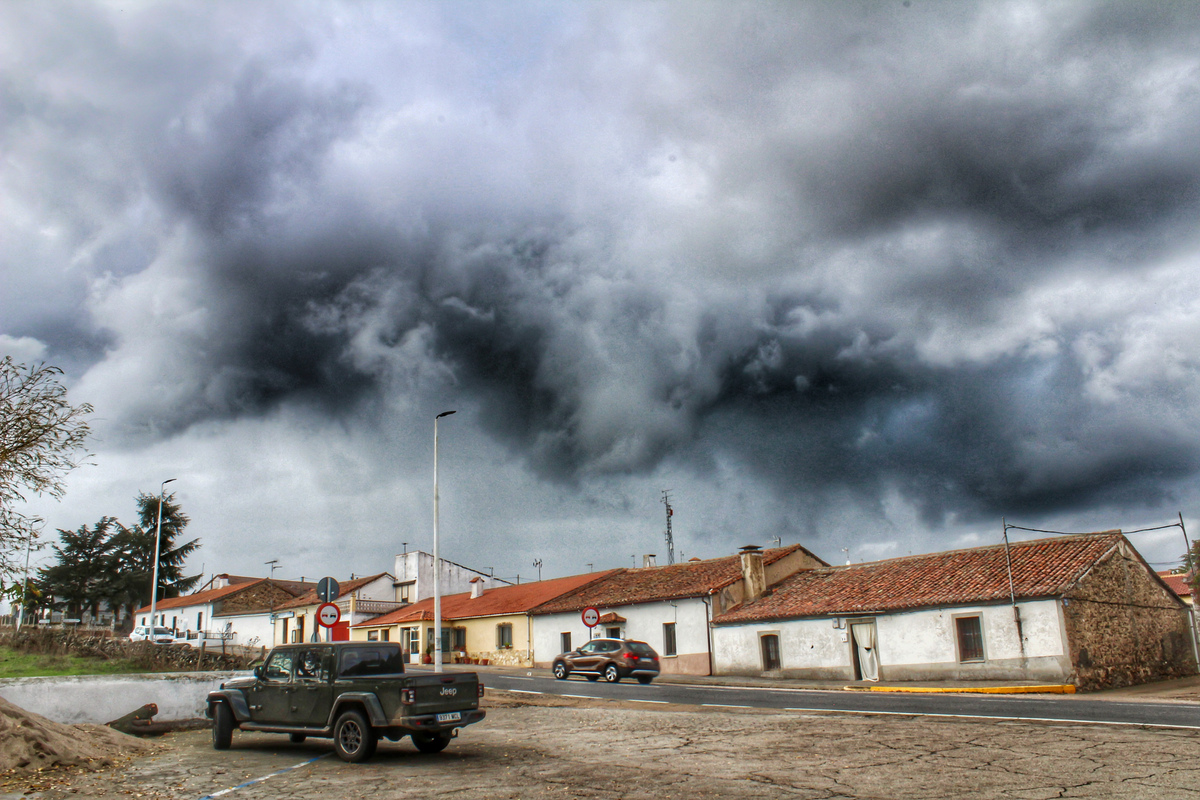 Para comenzar el mes de noviembre aquí en Salamanca tuvimos la llegada de tormentas procedentes de una DANA que nos dejó nubes tan curiosas como ésta que parece asemejarse a la letra M y con cierto aspecto amenazante para posteriormente descargar un chubasco bastante fuerte cerca del pueblo 
