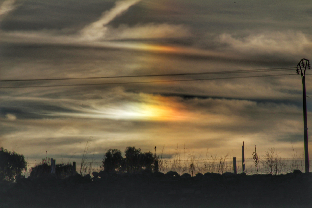 Como si de una columna de colores se tratara capté esta curiosa iridiscencia al atardecer con estos altocumulus 
