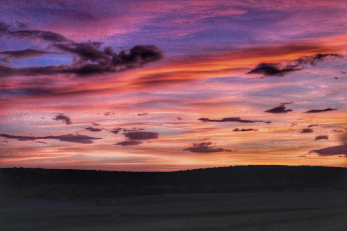 Amanecer con gran viento y humedad que ha dejado estas nubes altocumulus con alguna lenticular residual
