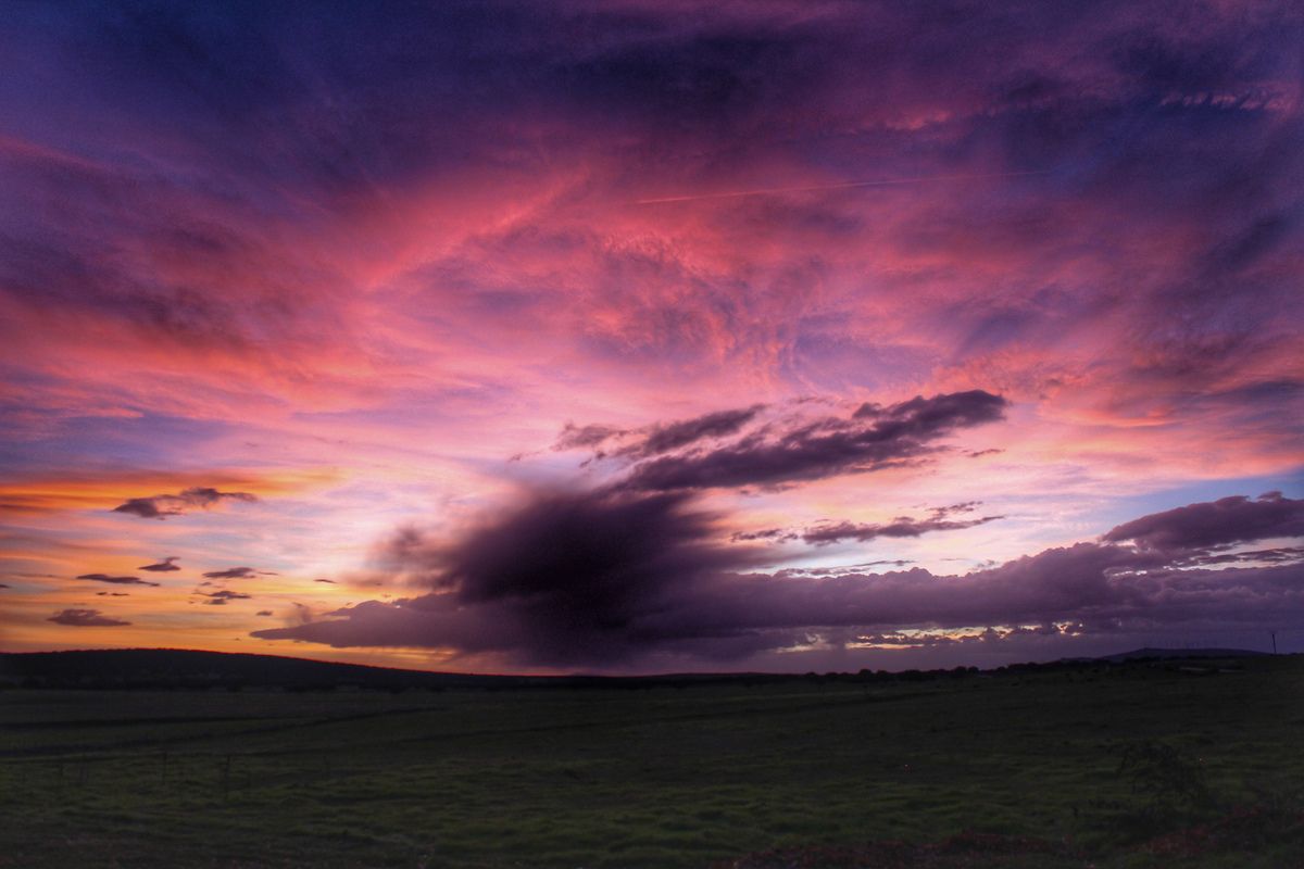 Algún pequeño chubasco despertaba ayer 24 de noviembre por la mañana junto a estos preciosos colores del amanecer en el campo de Vecinos junto a altocumulus que anunciaban la entrada a la tarde de un frente frío con intensas lluvias que han dejado esta madrugada 15l .
