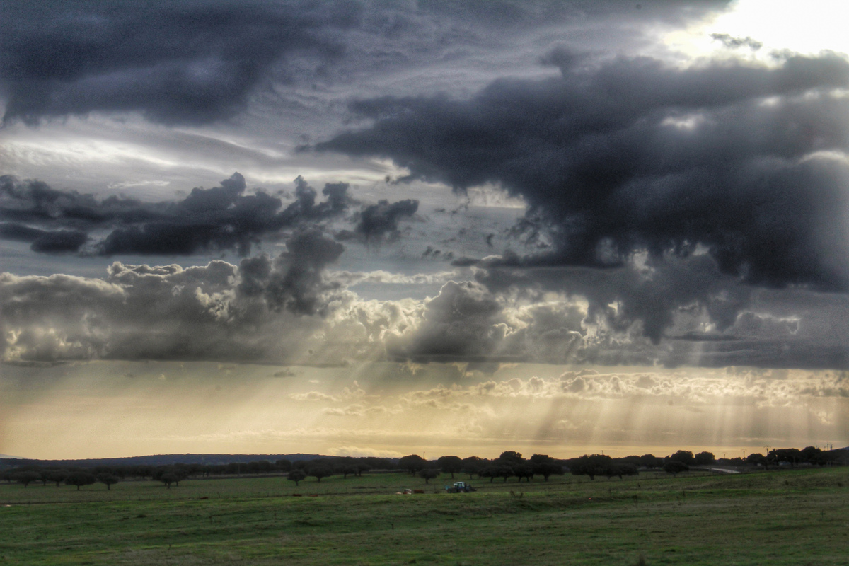 Dia de nubosidad y viento abundante que dejaban paisajes como este con los rayos del sol atravesando las nubes 
