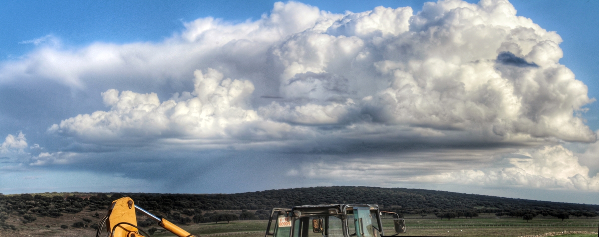 Primera vez que intento hacer una panorámica para poder sacar con todo sus detalles y formas esta nube gigantesca la tarde del 18 de noviembre que estuvo revuelta 
