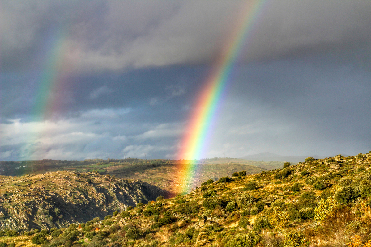 Compartiendo mis imágenes de archivo en mi retina está este doble arcoiris captado una típica tarde de chubascos otoñales donde gracias al sol que se ponía por el contrario de la imagen me regaló esta estampa en mis añorados paseos por Aldeadávila de la Ribera, cuando pasaba mucho de mi tiempo por allí 
