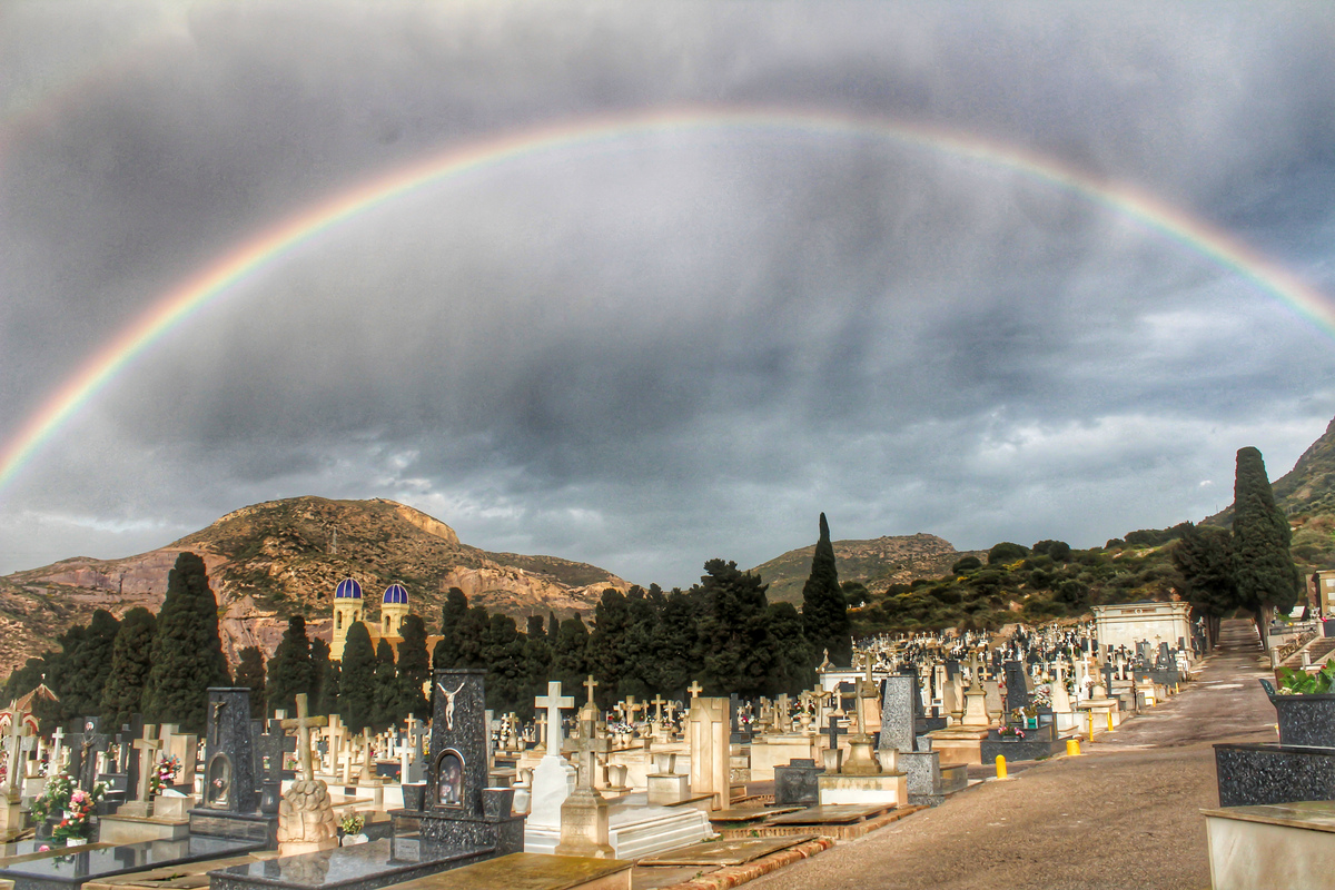 Arcoiris que quedó grabado en mi retina en la primavera del 2023 recién enterrado a mí suegro unos meses antes simbolizando ese tránsito entre la vida y la muerte vista desde una perspectiva de luz 
