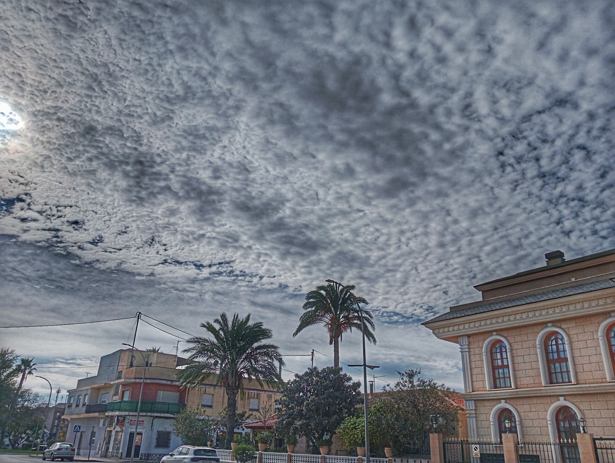 Quería compartir este bonito cielo de altocumulus que se me presentó de paso por el bonito pueblo de Fuente Álamo, cerca de Cartagena, previo a la llegada unos días después de precipitaciones 
