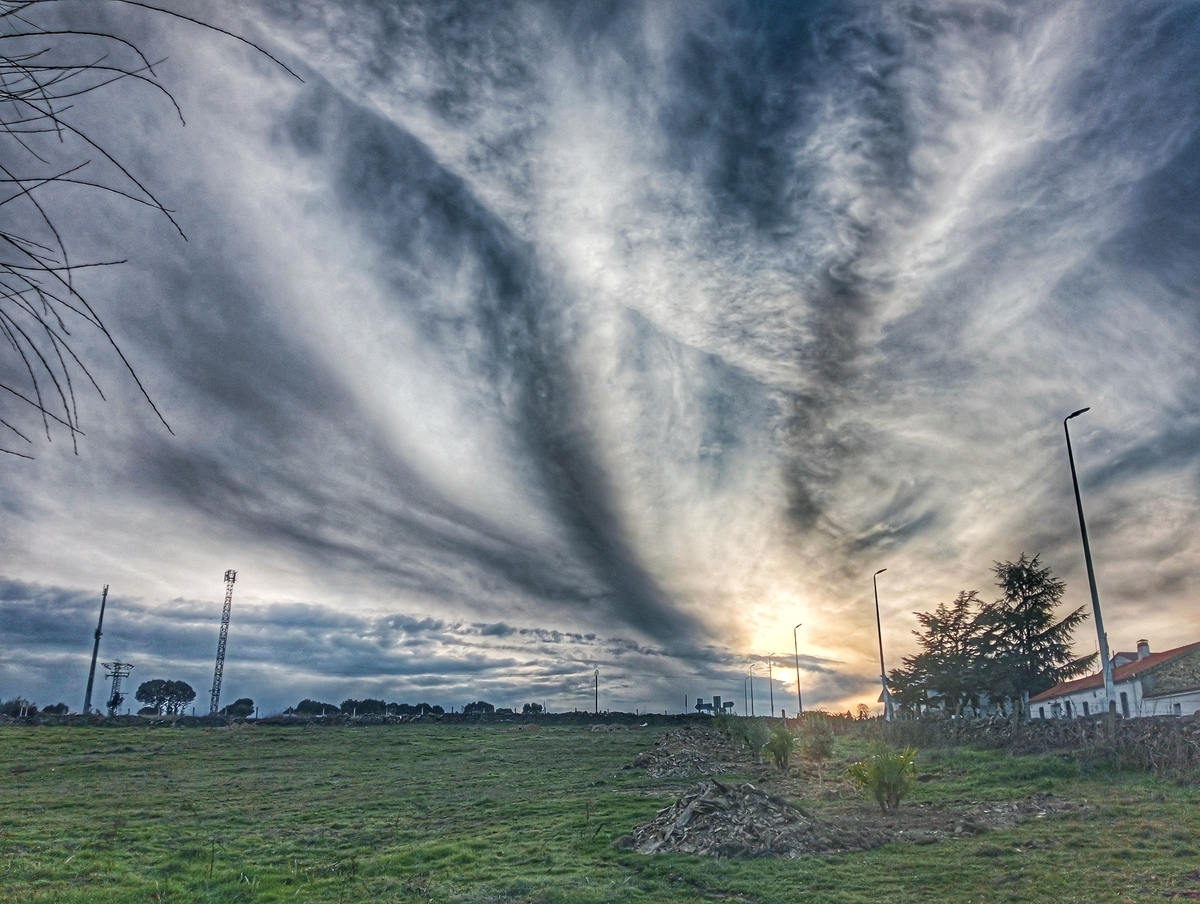 Tarde de nubes altas que culminaron con un atardecer que hizo sombrear a estas nubes con estas formas tan originales 
