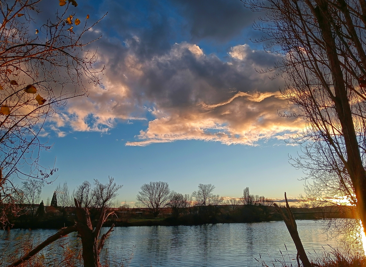 Atardecer con viento sobre el río Tormes que dejó un cielo de altocumulus que iré compartiendo con muchas nubes muy llamativas. 
