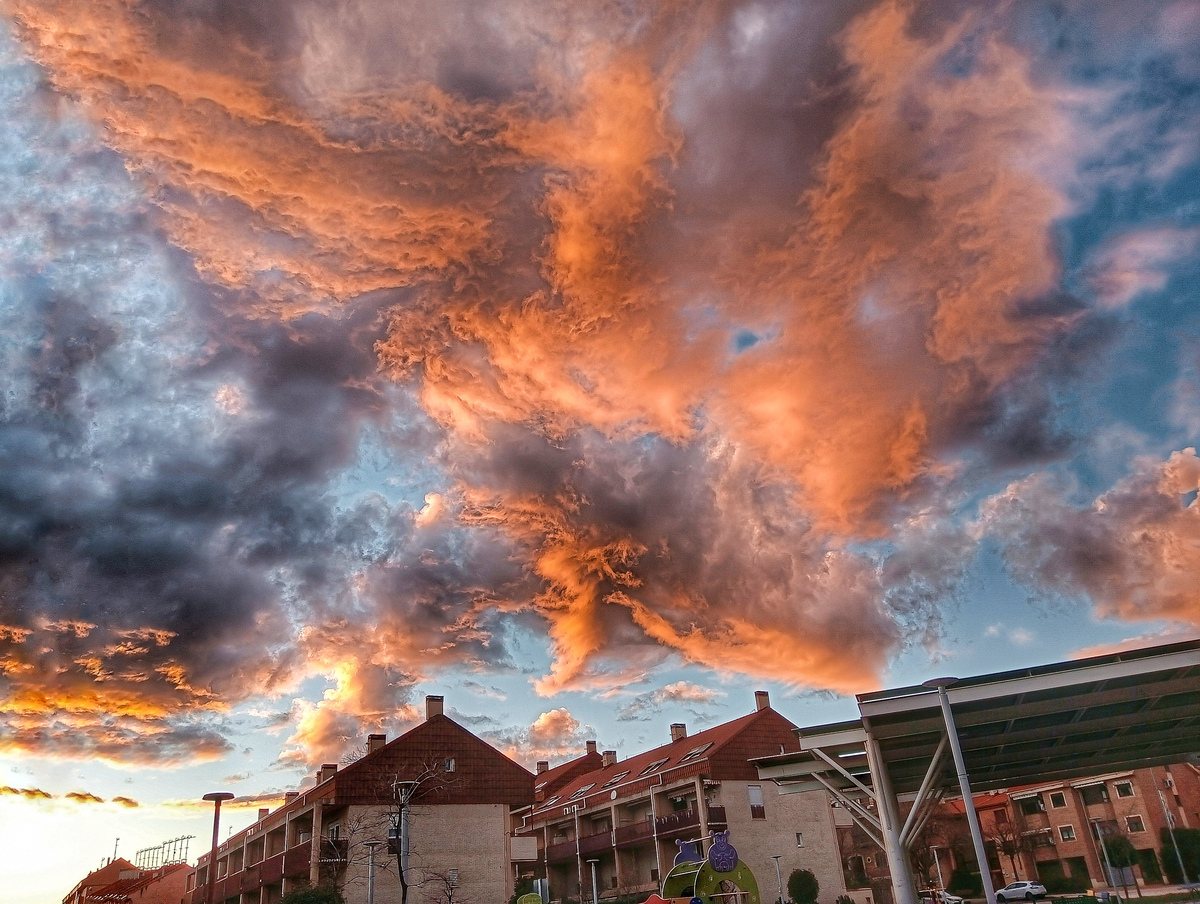 Nubes moldeadas por el viento al atardecer en una tarde muy ventosa con algún núcleo tormentoso que había cercano y que dejaron estas formas tan curiosas. 
